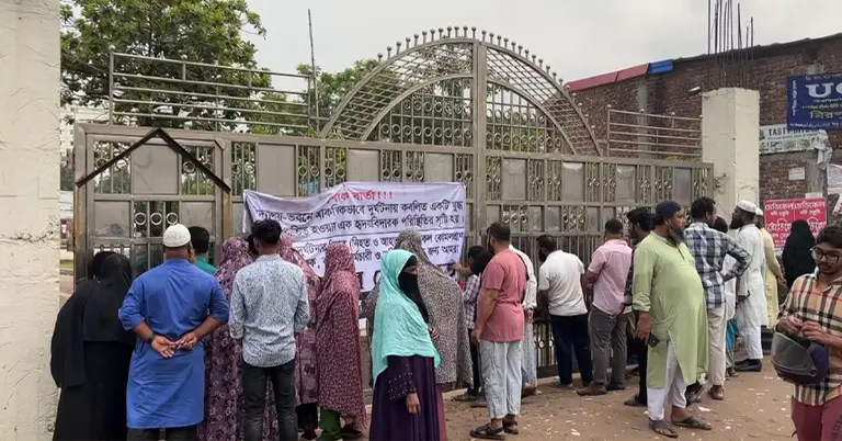 মাইলস্টোন স্কুলের সামনে সন্তানদের সন্ধানে ভিড় করেছেন অভিভাবকরা